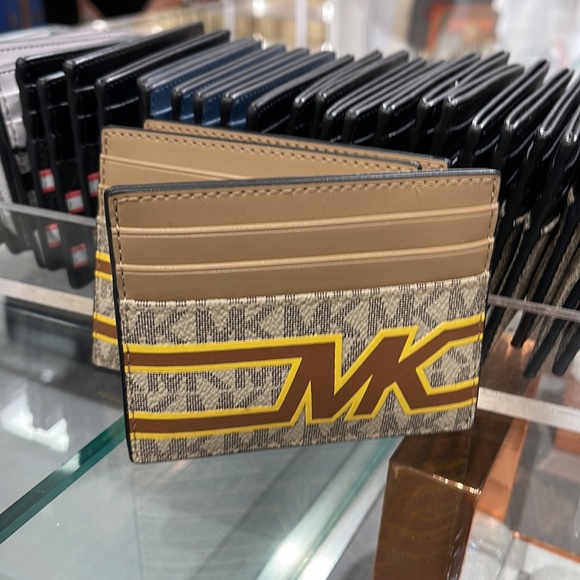 MICHAEL KORS MENS
Cooper Graphic Logo Tall Card Case
36S3LCOD2B
COLOR:Yellow
NWT - Picture 2 of 16